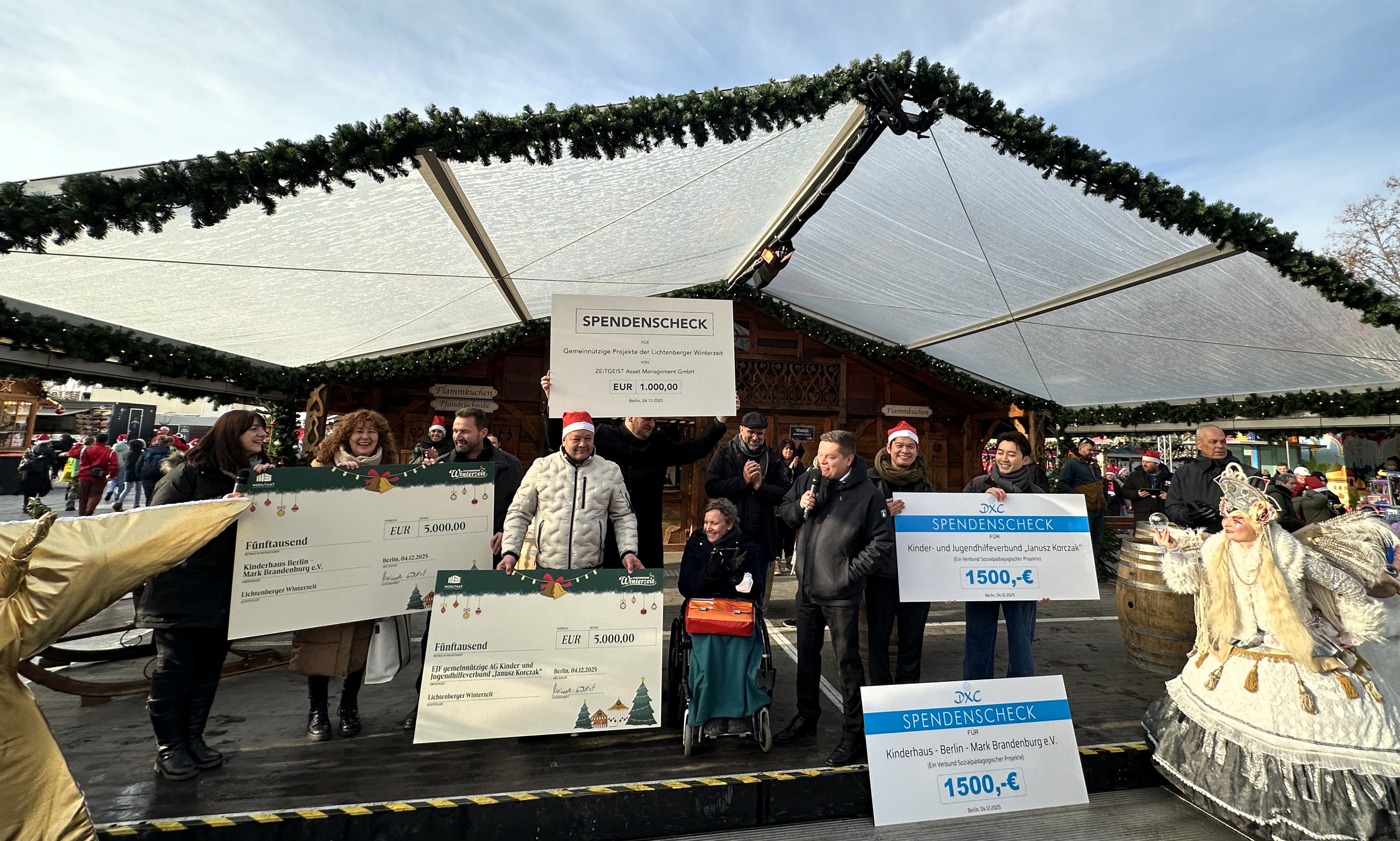 Gemeinschaft, die trägt: Bei der traditionellen Scheckübergabe überreichen Schaustellerfamilien und Partner der Lichtenberger Winterzeit insgesamt 14.000 Euro an den EJF Kinder- und Jugendhilfeverbund „Janusz Korczak“ sowie das Kinderhaus Berlin – Mark Brandenburg e. V. | BERLINboxx